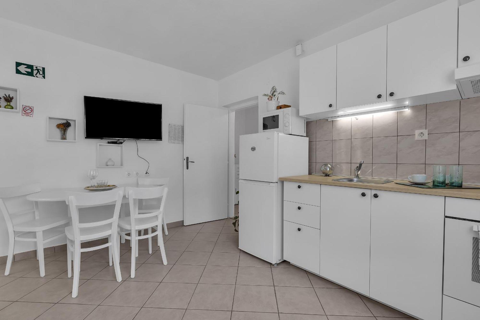 Apartment And Rooms Mila Макарска Екстериор снимка