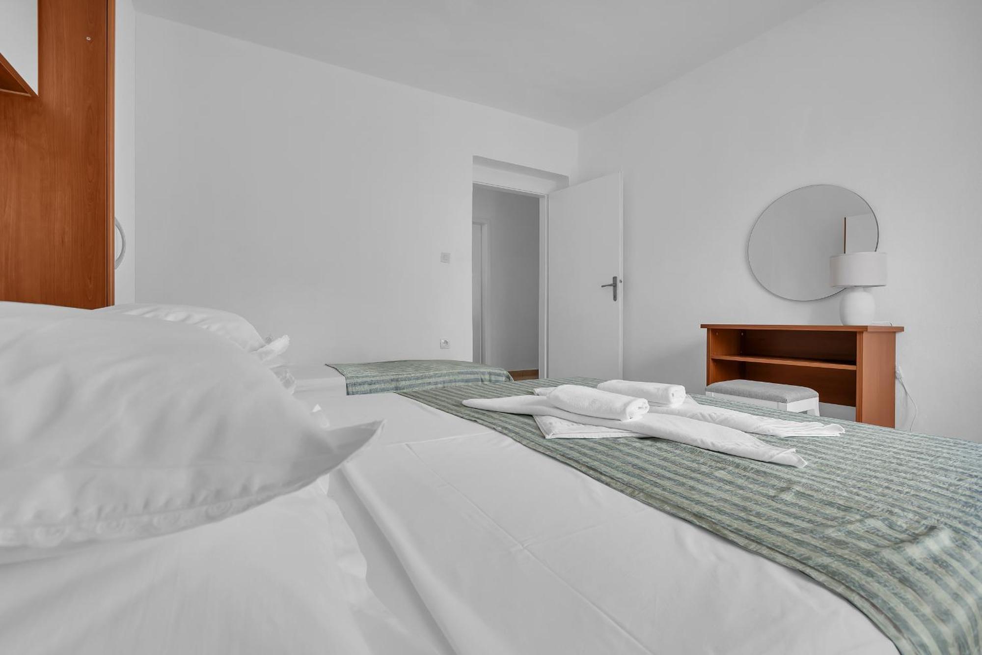 Apartment And Rooms Mila Макарска Екстериор снимка