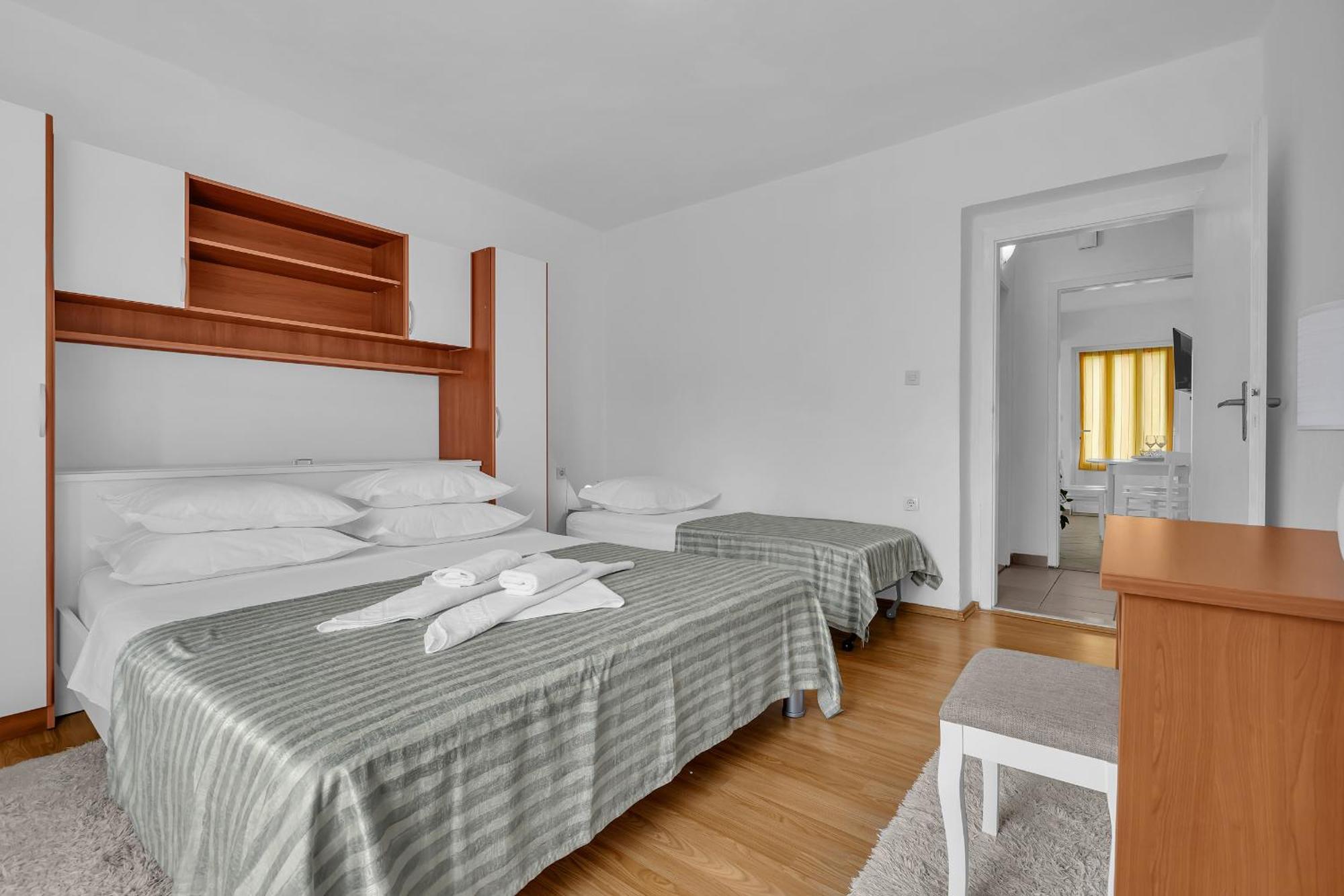 Apartment And Rooms Mila Макарска Екстериор снимка