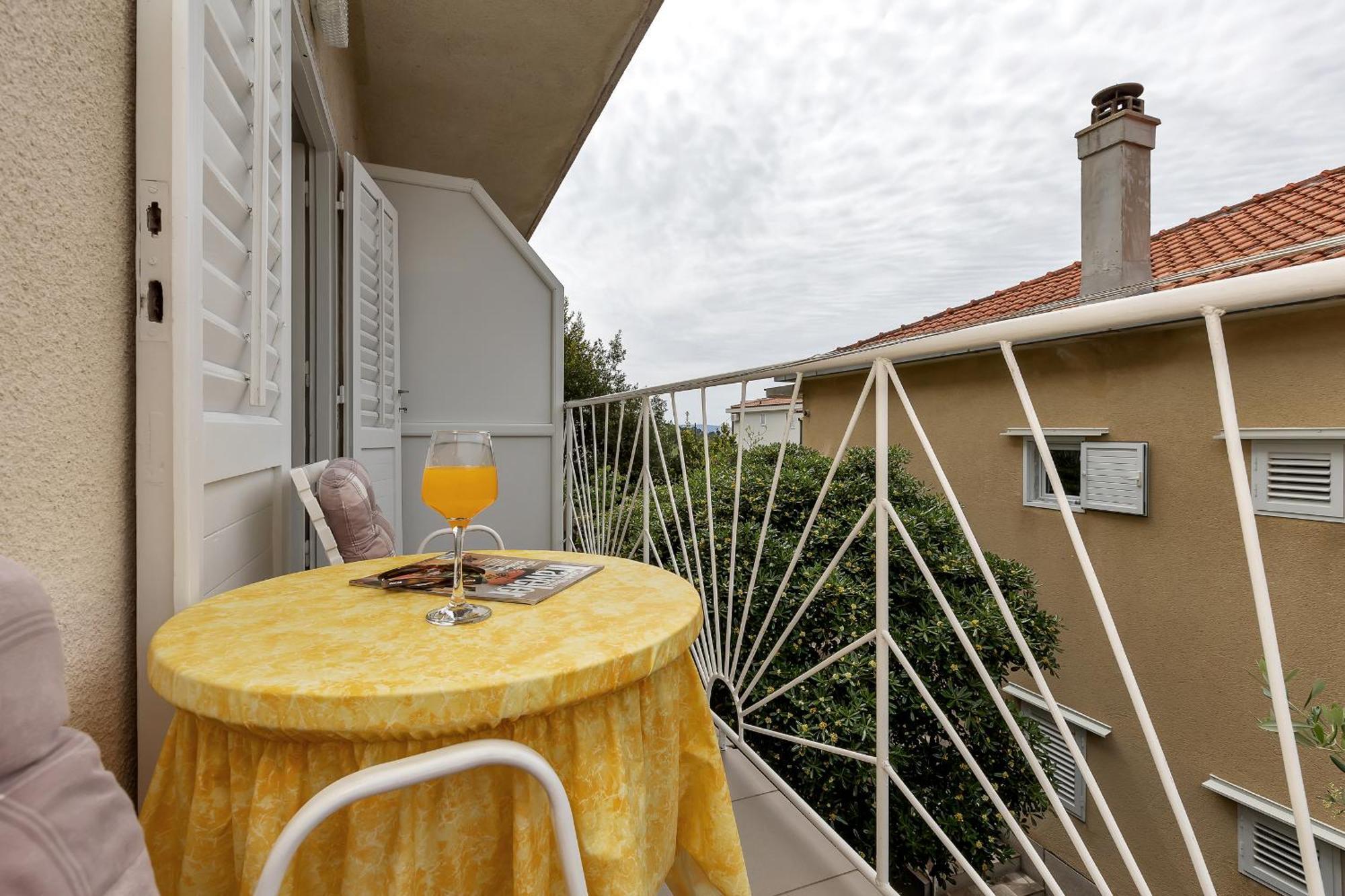 Apartment And Rooms Mila Макарска Екстериор снимка